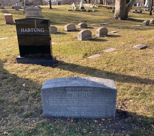 그레이스랜드 묘지에 있는 코스의 묘