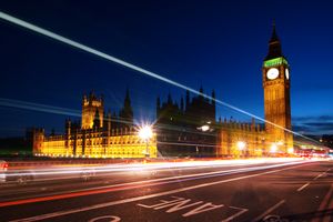 영국의 의원내각제는 행정부와 총리가 하원의 단순 다수결 투표로 해임될 수 있도록 보장한다. 행정부는 사법부가 해석하는 법치주의에 얽매이지만, 사법부는 의회법의 위헌성을 선언할 수 없다.