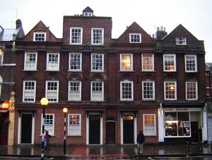 52~55 뉴잉턴 그린, 프라이스와 로저스의 집을 포함. 이곳은 런던에서 가장 오래된 벽돌 테라스 주택입니다.