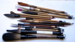 다양한 크기와 종류의 털(위쪽에는 닭털 브러시 포함)이 달린 붓