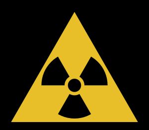 방사성 물질 또는 이온화 방사선의 존재를 경고하는 데 사용되는 삼엽체 기호