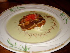 겉만 살짝 익힌 황다랑어와 와사비 소스