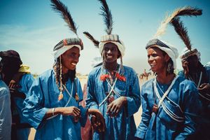 니제르의 쿠레 살레 축제에서 젊은 풀라니족 남성들