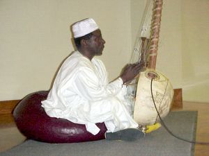 감비아의 구전 전통 노래를 코라(Kora (instrument))로 연주하는 만딩카 그리오트(Griot) 알-하지 파파 수소(Al-Haji Papa Susso)