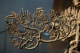 후한 초기에는 화폐 경제 유통이 촉진되어 부장품 명기로서 「흔들리는 돈나무(화폐가 열리는 나무)」가 출현, 특히 사천에서 크게 발전했다. 그림은 항주에 있는  소장의 흔들리는 돈나무의 일부.