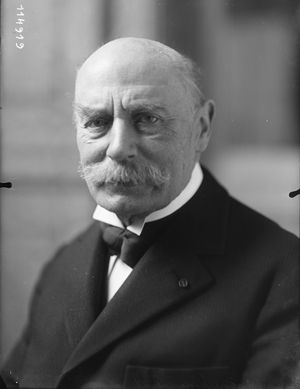 프랑스 경제학자 라파엘-조르주 레비(1853-1933)는 국제은행 설립의 초기 지지자였으며, 스위스를 설립 위치로 제안했다.