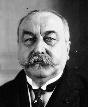 벨기에 정치인 레옹 들라크루아(1867-1929)는 BIS의 초기 지지자였으나, BIS 설립 협상 중 사망했다.