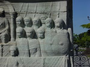 후기 로마 군인들, 아마도 야만인 출신일 것이다. 테오도시우스 1세 황제의 부조에 묘사되어 있다.