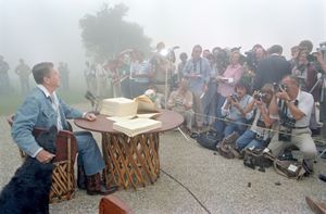 로널드 레이건 대통령이 캘리포니아 농장에서 1981년 경기 회복 세법에 서명하고 있습니다.