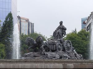 멕시코시티의 시벨레스 분수. 1980년 멕시코 거주 스페인인 공동체가 만들었으며, 마드리드 시벨레스 광장에 있는 분수의 청동 복제품이다.