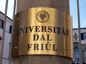 우디네에 있는 프리울리 대학교(Universitât dâl Friûl) 표지판