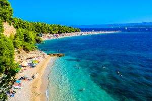 크로아티아 아드리아해에 있는 브라치(Brač) 섬의 자갈 해변