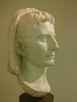 마르케 국립고고학박물관 소장, 기원전 1세기 아우구스투스 황제의 베일을 쓴 두상