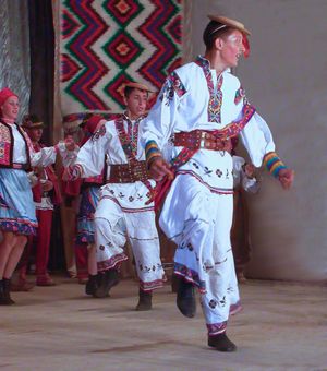 자카르파탸 루마니아인의 양식화된 전통 민속 의상