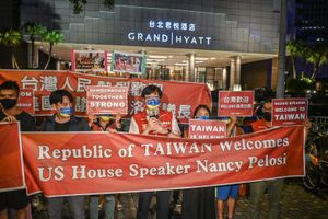 타이완 국가 건설당이 그랜드 하얏트 타이베이 밖에서 대표단을 환영하고 있다