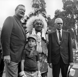 존과 이선 웨인과 월터 노트(Walter Knott) (1969년)