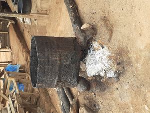 재를 사용하여 요리하는 것은 아프리카의 전통적인 요리 방법으로 미국 남부의 노예 공동체에서 계속되었다.