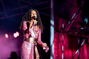 리즈 2023 어웨이크닝 무대 위 코린 베일리 레이