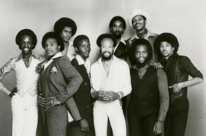 1977}}. 앞줄, 왼쪽부터: 버딘 화이트(Verdine White), 앨 맥케이(Al McKay), 필립 베일리(Philip Bailey), 모리스 화이트(Maurice White), 앤드류 울폴크(Andrew Woolfolk), 랄프 존슨(Ralph Johnson). 뒷줄, 왼쪽부터: 래리 던(Larry Dunn), 프레드 화이트(Fred White), 조니 그레이엄(Johnny Graham).