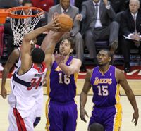 2012년 워싱턴 위저즈의 자베일 맥기를 상대로 경기 중인 월드 피스(오른쪽)와 파우 가솔.