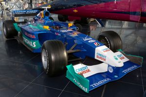 한가르 7(Hangar-7)의 라이코넨(Räikkönen)의 자우버 C20(Sauber C20)