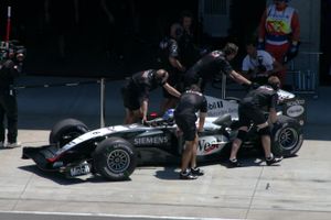 메르세데스-일모어 3.0리터 V10 엔진을 장착한 2004년형 맥라렌