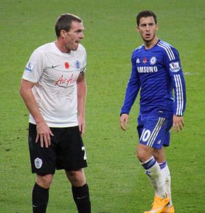 퀸즈 파크 레인저스에서 뛰던 던(왼쪽)이 에당 아자르를 마크하고 있다.