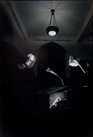 압두스 살람이 시카고 대학교 동양 연구소에서 GUT에 대해 강의하는 모습