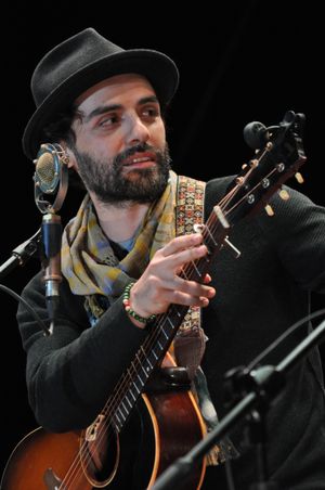 아이작과 다른 출연진들은 음악을 라이브로 연주했으며 립싱크는 사용하지 않았다.