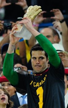 골든 글러브 수상 당시 이케르 카시야스의 유니폼을 존경의 표시로 입고 있는 줄리우 세자르