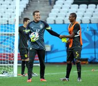 2014 FIFA 월드컵에서 훈련 중인 줄리우 세자르(왼쪽)와 페르난지뉴(오른쪽)