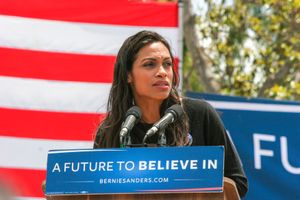 2016년 5월, 캘리포니아주 동로스앤젤레스에서 열린 버니 샌더스 유세 현장의 도슨