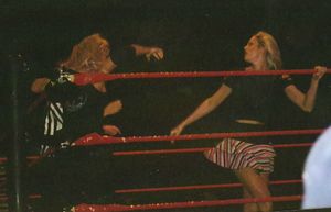 2004년 10월 하우스쇼에서 케이블러가 트리쉬 스트러터스와 경기하는 모습