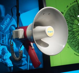 노벨상 박물관에 전시된 카르만의 메가폰