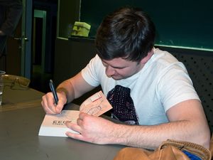 『메트로 2033』에 서명하는 드미트리 글루호프스키(2012년)