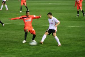 2007년 마르체나(오른쪽)가 세비야의 루이스 파비아누를 막는 모습