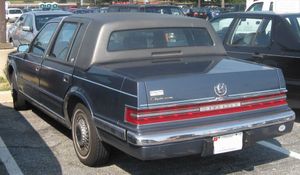 1990년대 크라이슬러 임페리얼은 전폭 테일램프를 특징으로 했다.