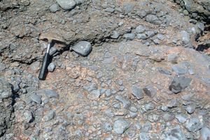 웨일스 오그모어 바이 시 근처 트라이아스기 와디 퇴적층. 역암은 석탄기 석회암으로 구성되어 있다.