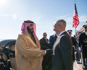 2018년 3월 22일, 미 국방장관 제임스 매티스(오른쪽)와 함께