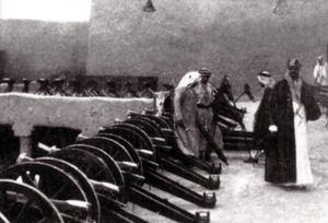 1921년 하일 공략 당시 라시드 왕국의 항복 후 노획한 무기와 함께 있는 이븐 사우드