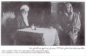 1925년 지다에 입성한 날 압둘라 알리 레다와 함께 앉아 있는 이븐 사우드
