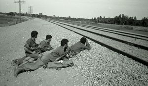 이스마일리아 전투 당시 이스라엘군 병사들. 그중 한 명은 노획한 이집트제 RPG-7을 들고 있다.