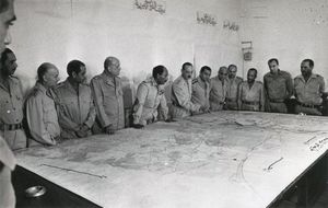 전황도를 보는 이집트군 수뇌부.(중앙) 사다트 대통령, (우) 가마시 작전부장, (좌) 국방장관.