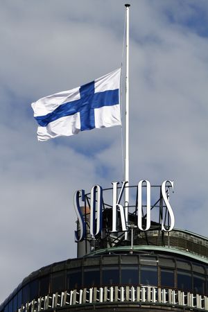 테러 이후 헬싱키에서 반기로 게양된 핀란드 국기