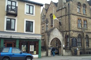 교황 요한 바오로 2세 선종 다음 날 옥스퍼드 오라토리 밖에서 조기 게양된 바티칸 시국 국기