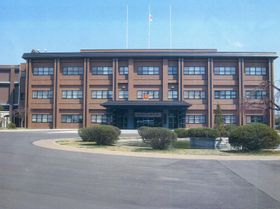 반기를 게양한 재해 통합 임무 부대 사령부 (센다이 주둔지 · 도호쿠 방면 총감부 청사)