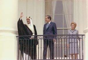 1971년 5월 27일, 워싱턴 D.C.에서 미국 대통령 리처드 닉슨과 그의 부인 패트 닉슨을 만나는 모습