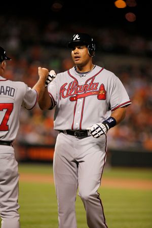 주먹을 맞부딪치는 야구 선수 바바로 카니사레스와 코치