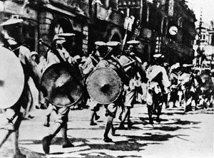 북벌 기간 동안 영국 조계지로 진군하는 중국 국민당 군인들
