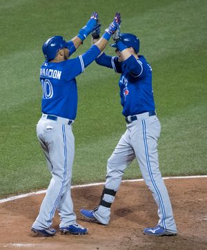 2016년 토론토 블루제이스의 에드윈 엔카르나시온(왼쪽)과 마이클 손더스가 양손 하이파이브를 하는 모습